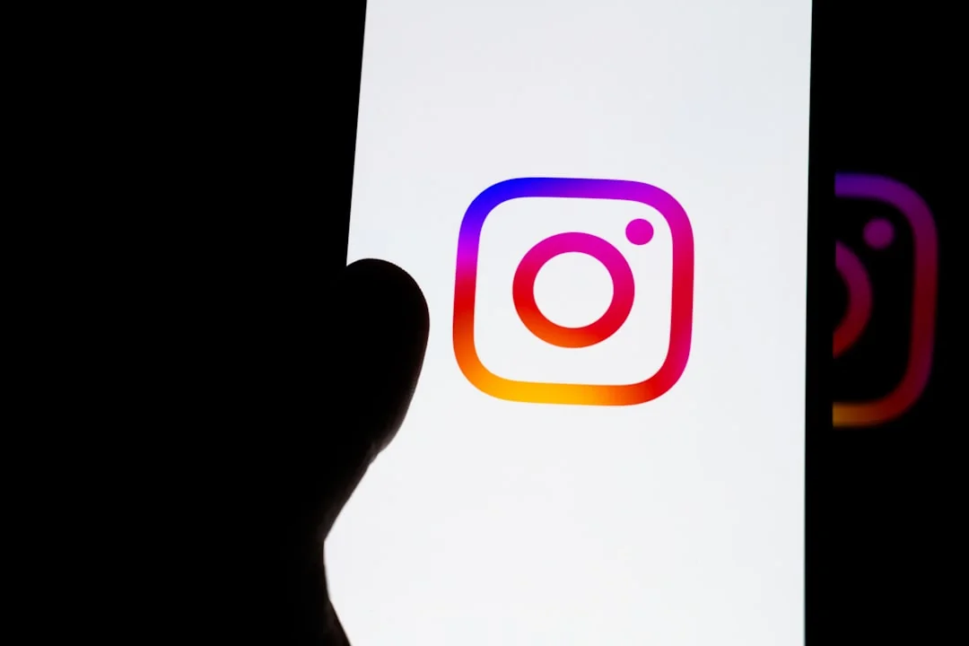 Page Facebook d’un réseau social d’entrepreneurs sur ordinateur et mobile.